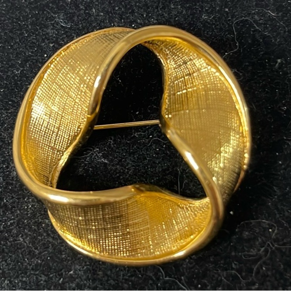 Napier Vintage Signed Brushed Gold Tone Twisted Rib Circle Brooch. MA